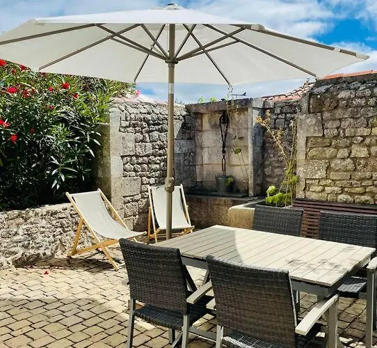 Maison Traditionnelle De Pecheur * Île dʼAix